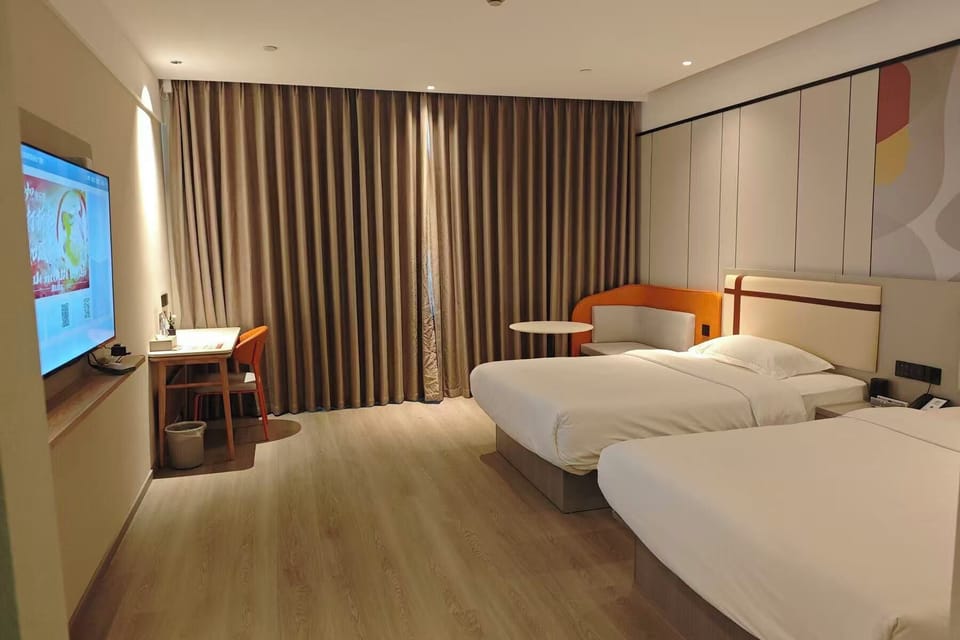 Classic Twin Room | Desk, laptop workspace, WiFi (free), bed sheets