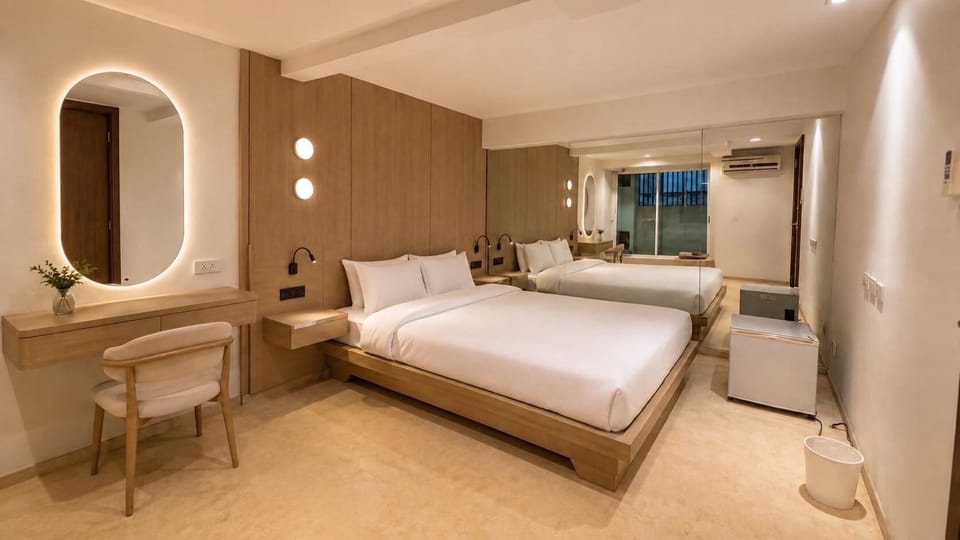 Deluxe King Room with Balcony | WiFi (free), bed sheets