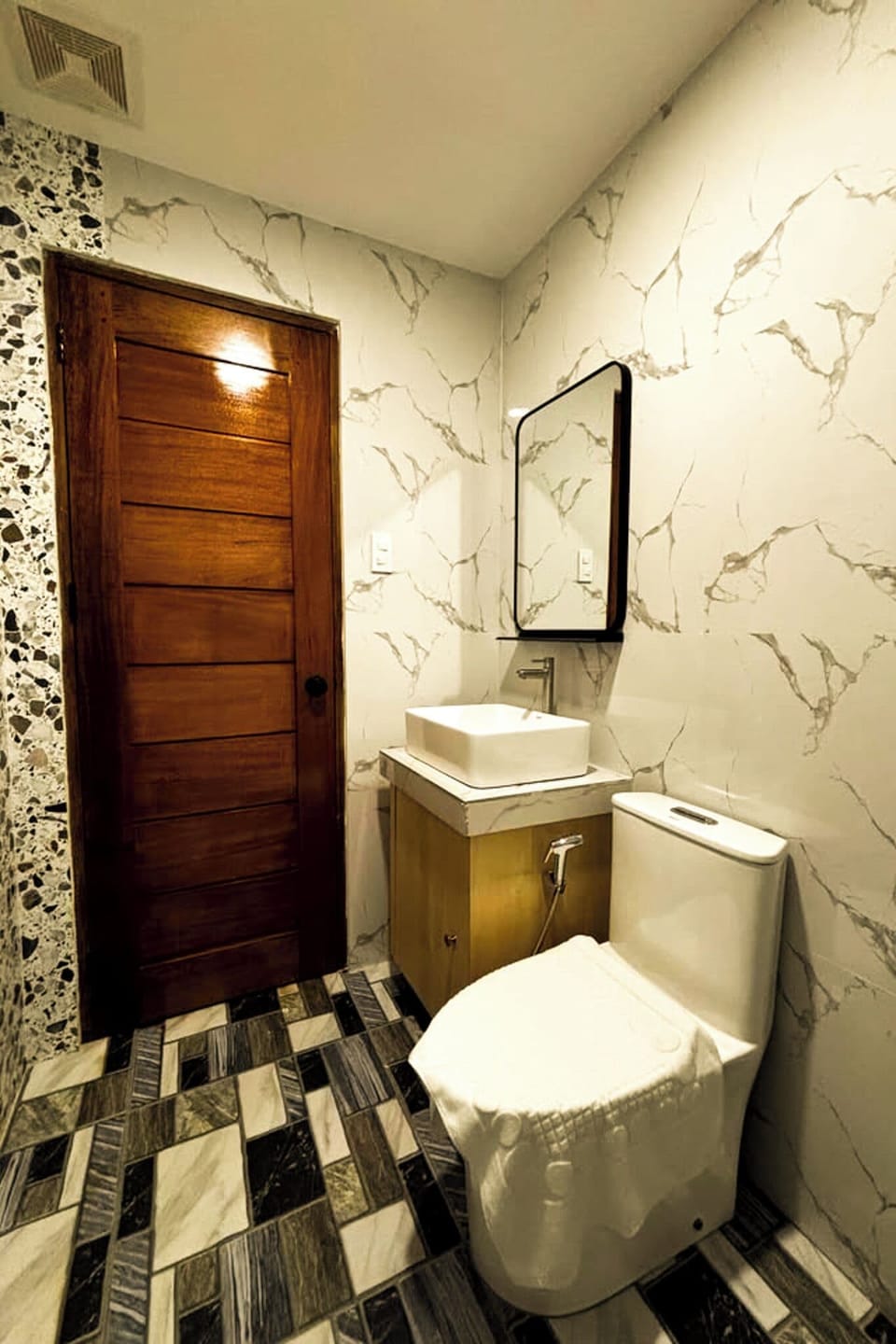 Standard Queen Room | Bathroom | Shower, soap, shampoo