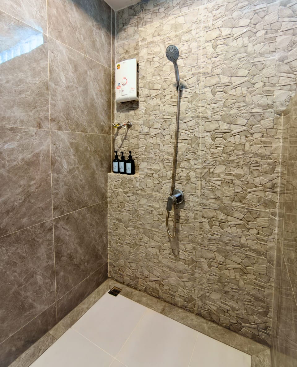 Junior Family | Bathroom | Shower, free toiletries, hair dryer, bathrobes