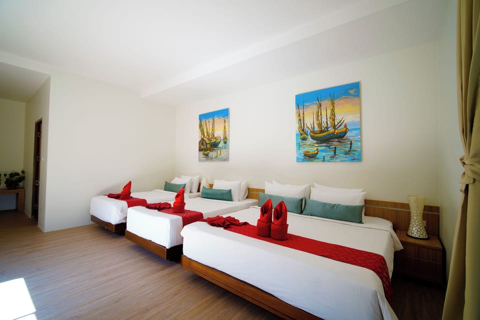 Deluxe Family Room | In-room safe, desk, cribs (free), WiFi (free)