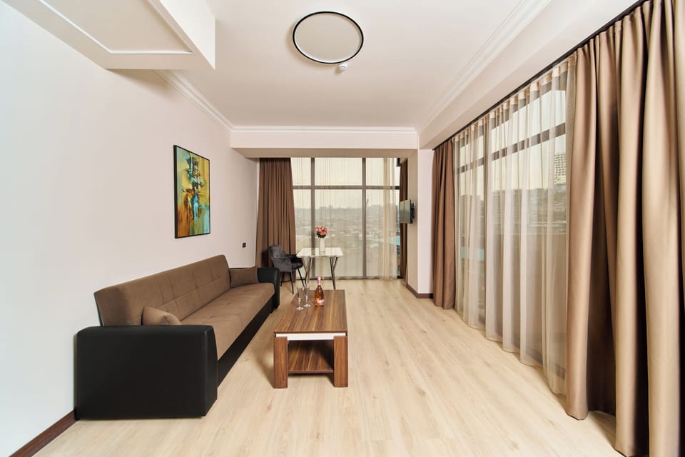 Senior Double Room, Balcony, City View | Living area