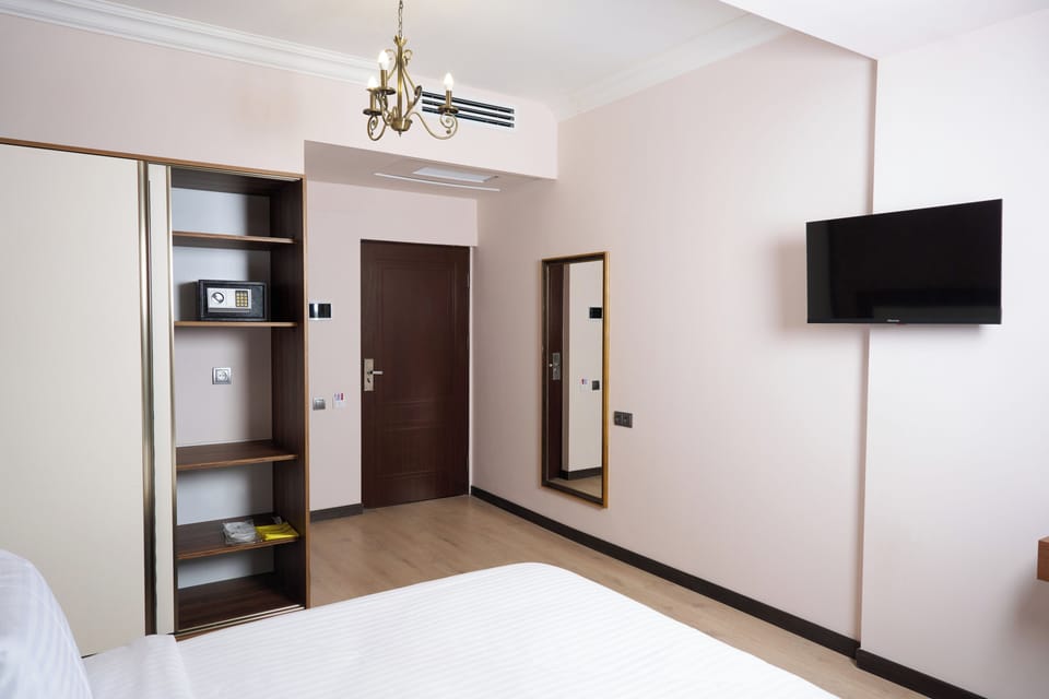 In-room safe, WiFi (free)