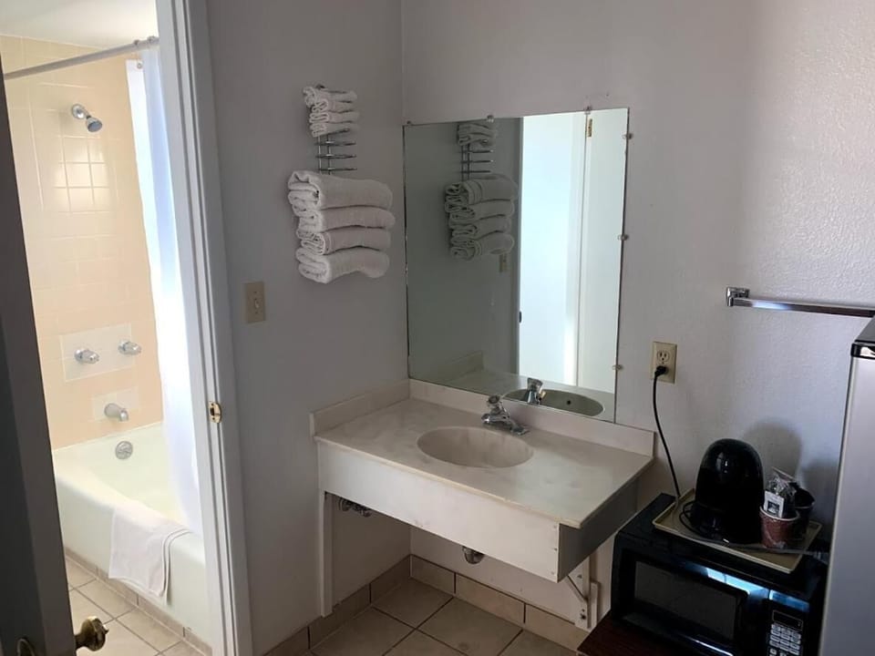 Combined shower/tub, free toiletries, towels