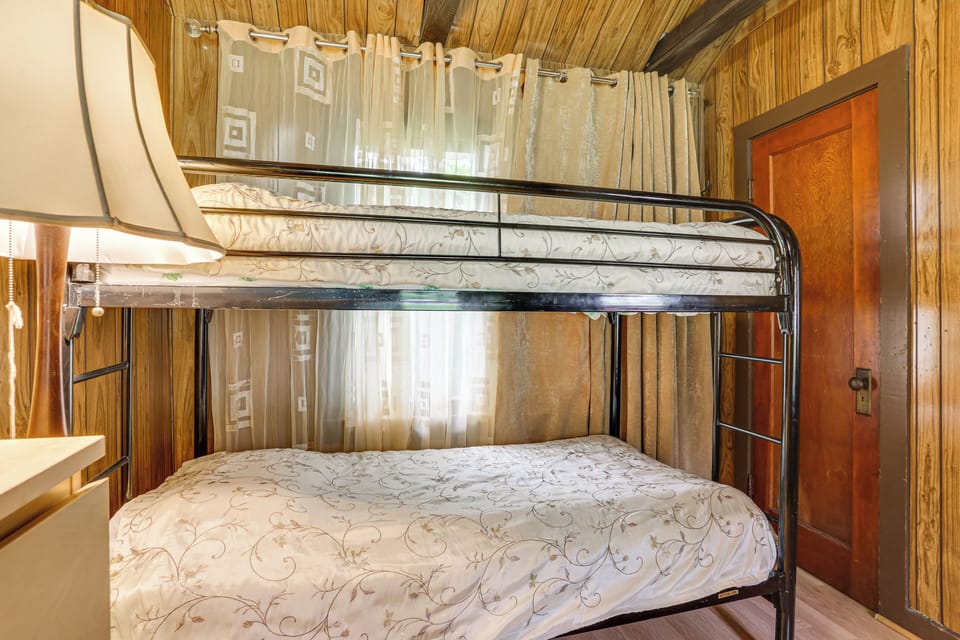 Unit 6 | Full Bathroom | Towels Provided | Complimentary Toiletries