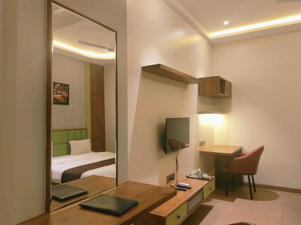 Deluxe Room | Rollaway beds (surcharge), bed sheets