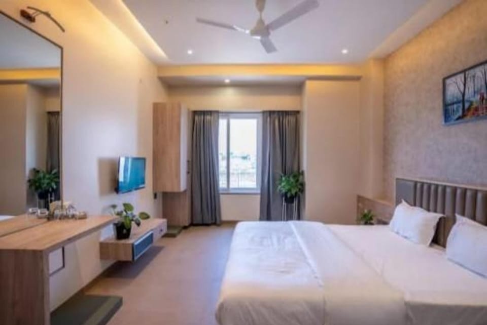Deluxe Room | Rollaway beds (surcharge), bed sheets