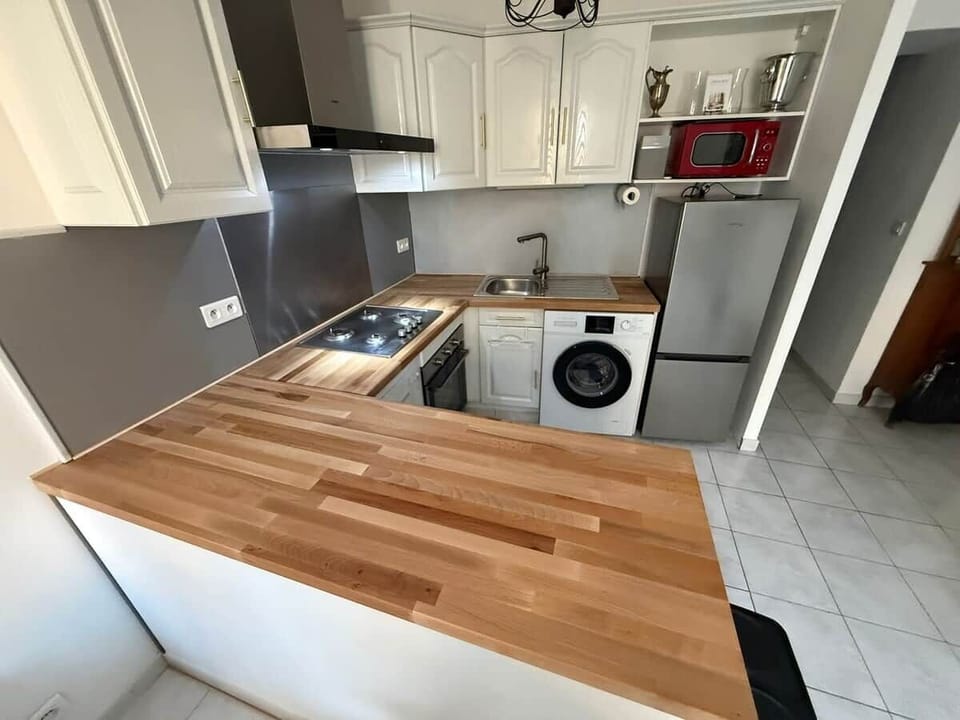 New solid timber work surfaces with full oven, gas cooktop etc.