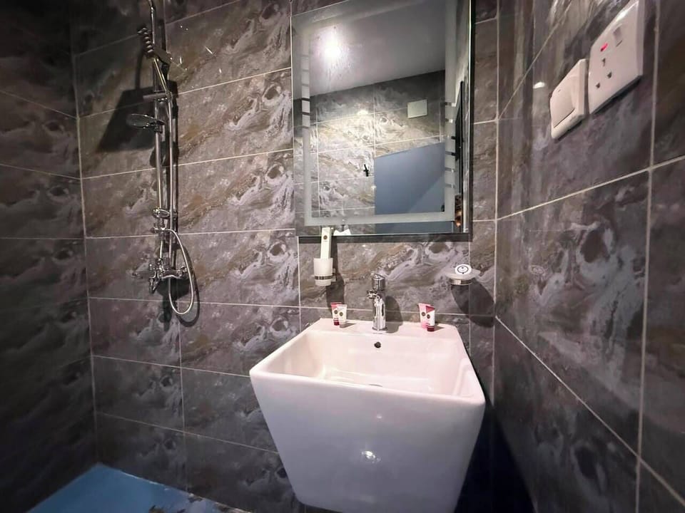 Comfort Studio | Bathroom | Free toiletries, towels, shampoo, toilet paper