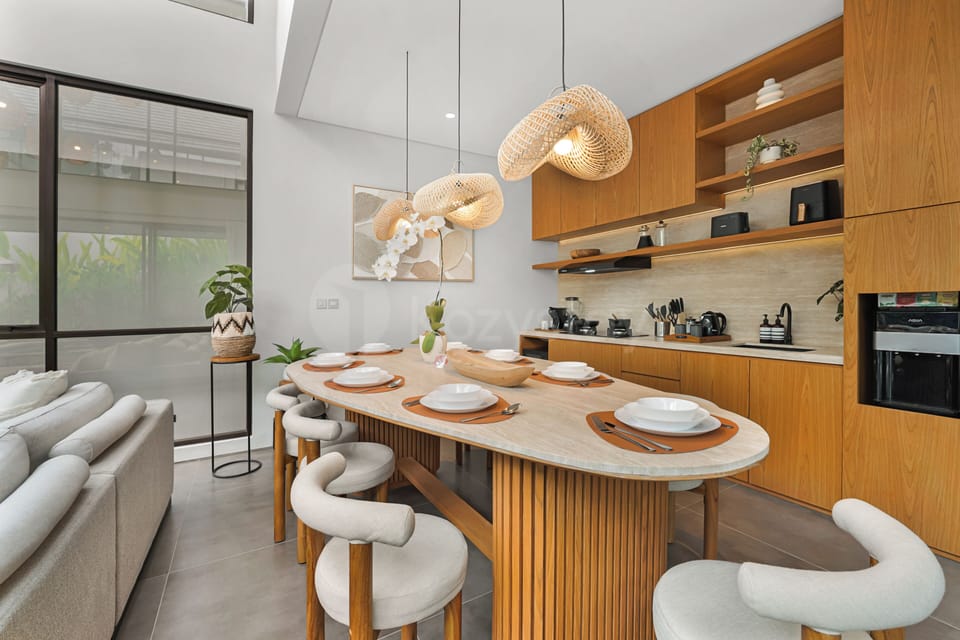 Villa, 5 Bedrooms, Pool View | Dining room