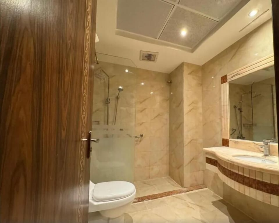 Combined shower/tub, rainfall showerhead, hair dryer, towels