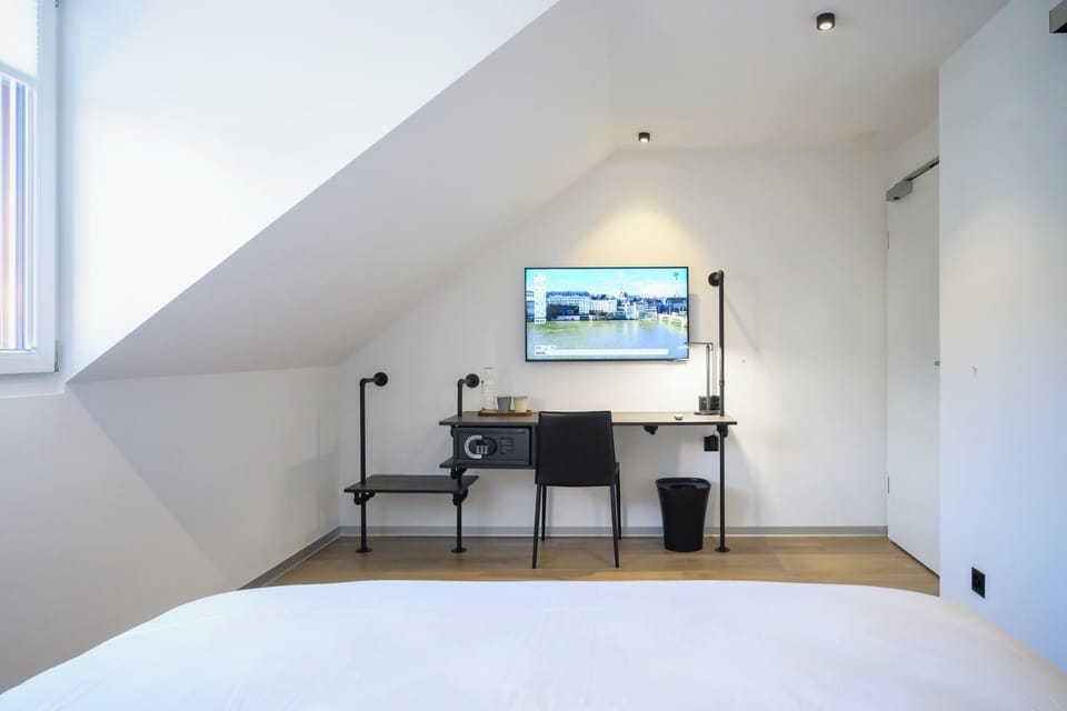 Basic Double Room | In-room safe, WiFi (free)