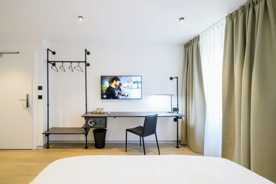 Superior Double Room | In-room safe, WiFi (free)