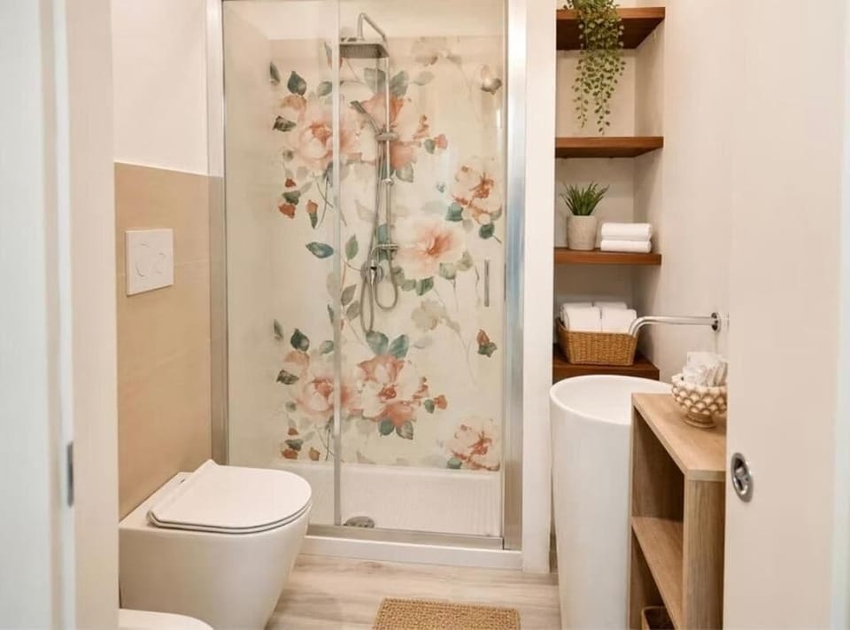 Shower, rainfall showerhead, free toiletries, hair dryer
