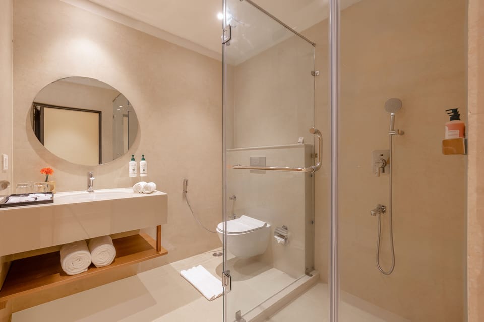 Classic Room with Balcony | Bathroom | Towels, soap, shampoo, toilet paper