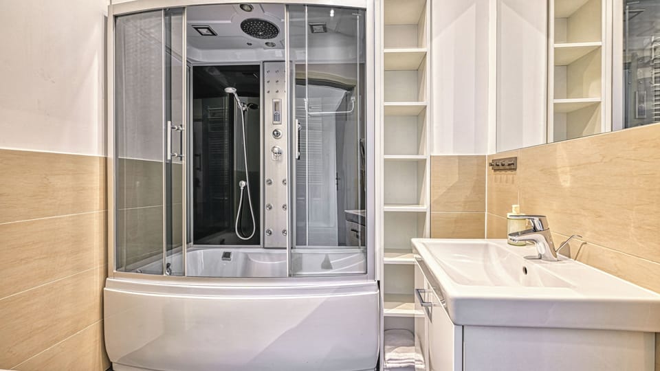 Apartment (C5/5) | Bathroom | Hair dryer, towels