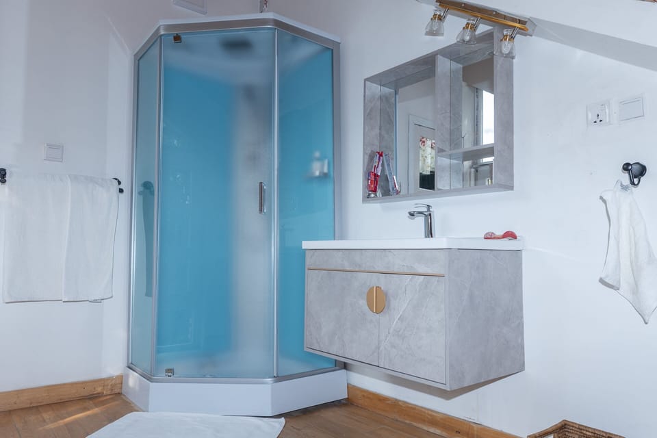 Double Room, Balcony, Garden View | Bathroom | Shower, towels, soap, shampoo