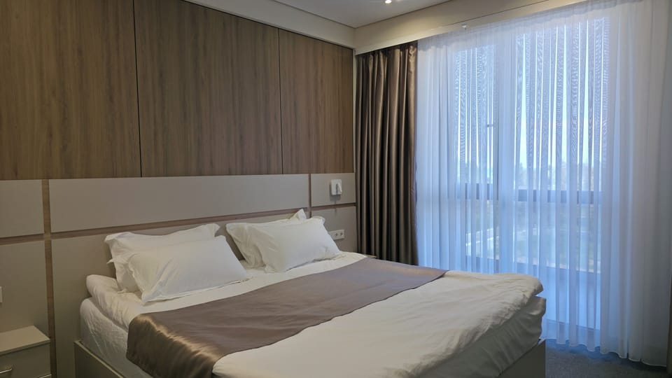 In-room safe, WiFi (free)