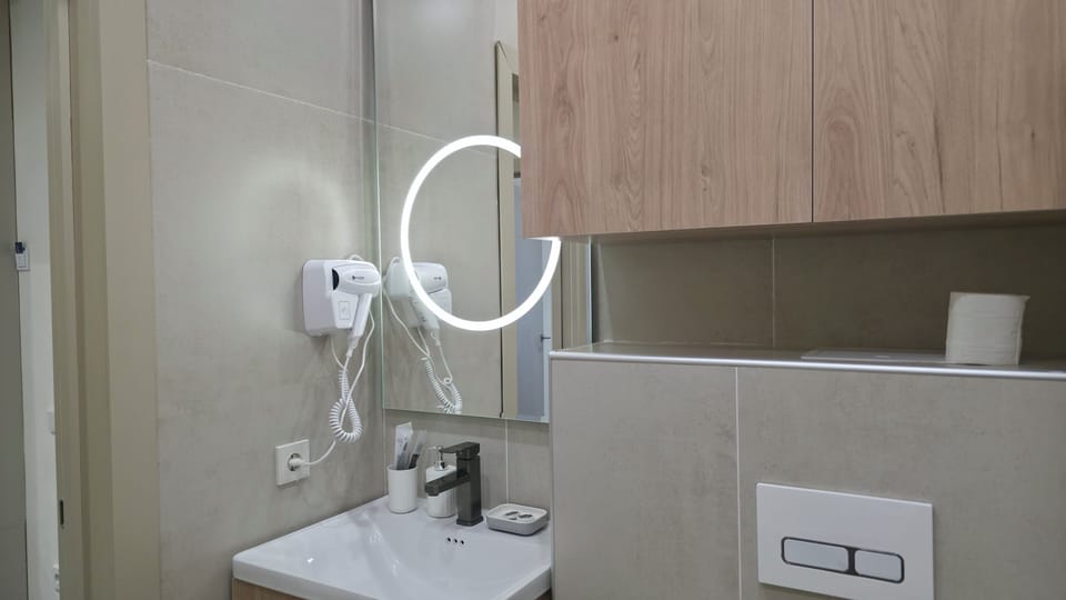 Deluxe Double Room, Lake View | Bathroom | Combined shower/tub, hair dryer, slippers, towels