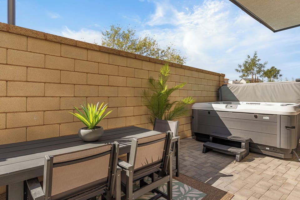 Private Hot Tub + Outdoor Dining