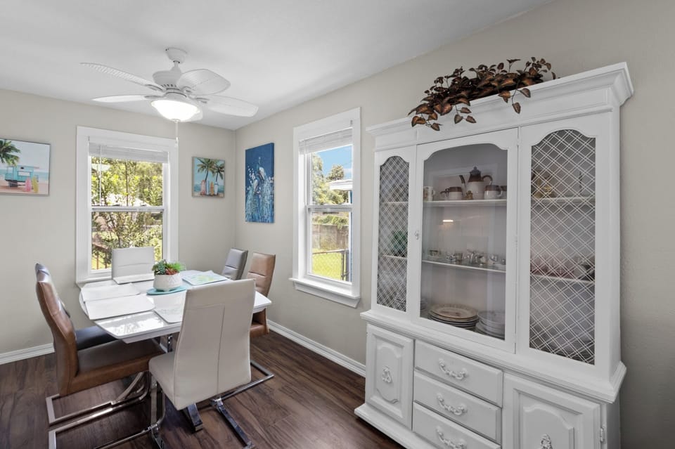 Gather around the table for a sunlit breakfast, with beachy art and leafy greenery setting the coastal mood.