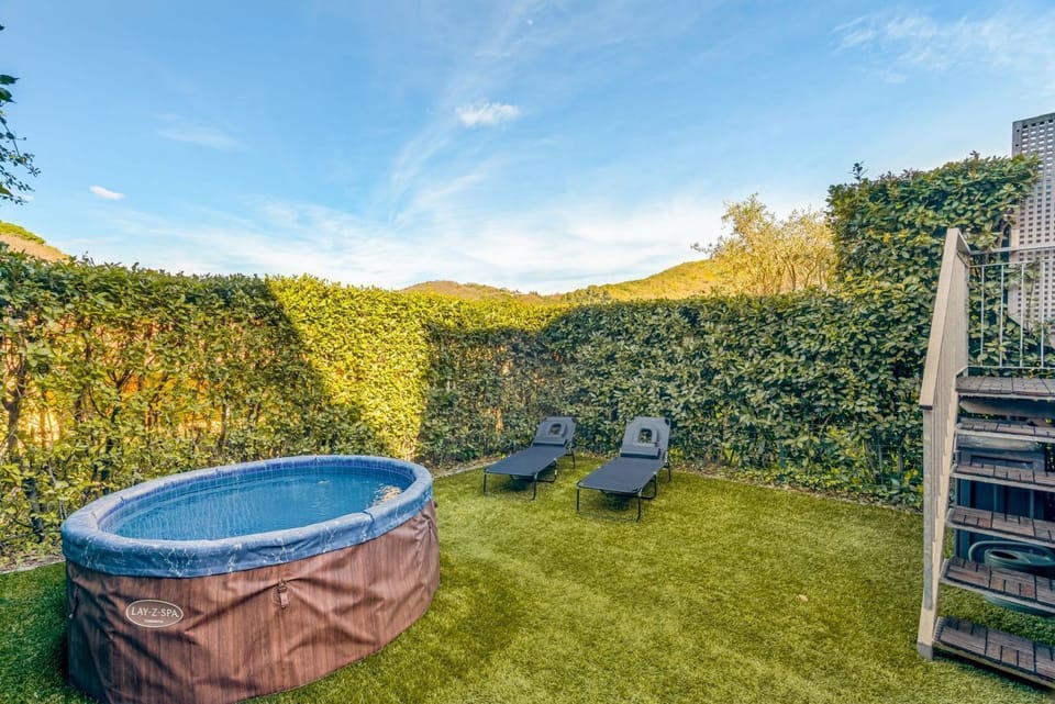 Outdoor spa tub
