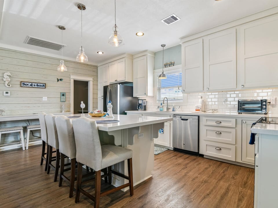 Kitchen - Countertop Seating for 4
