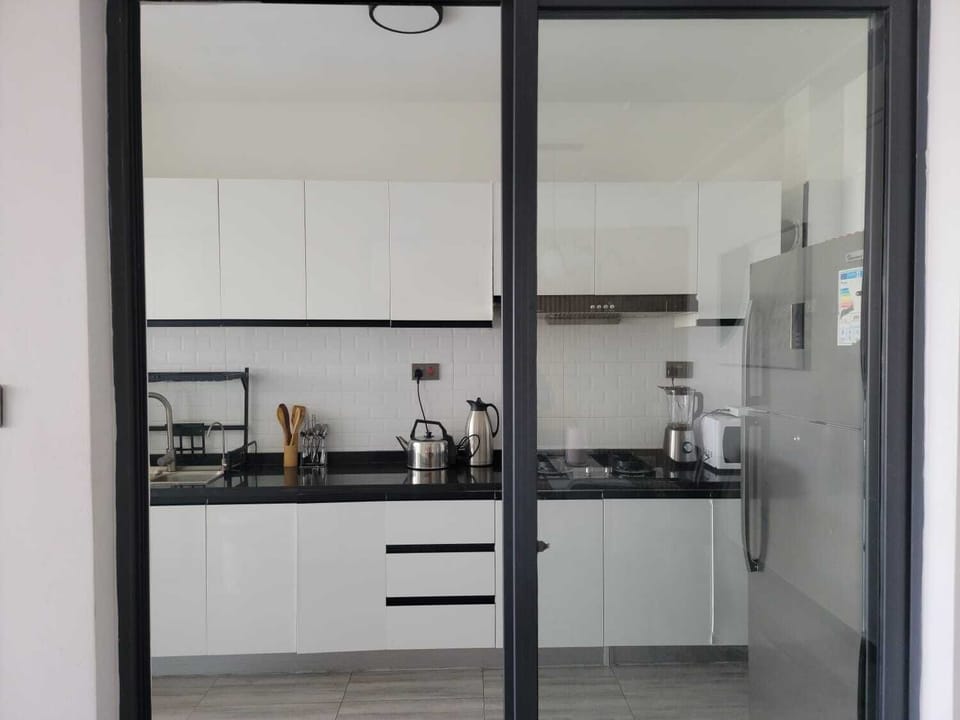 Coffee/tea maker, full-size fridge, microwave, oven