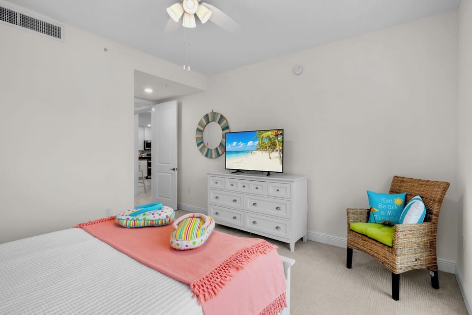 Second Bedroom, Queen