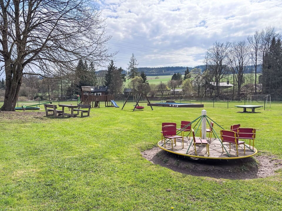 Tree, Grass, Public Space, Plain, Land Lot, Garden, Park, Outdoor Play Equipment, Lawn, Outdoor Bench