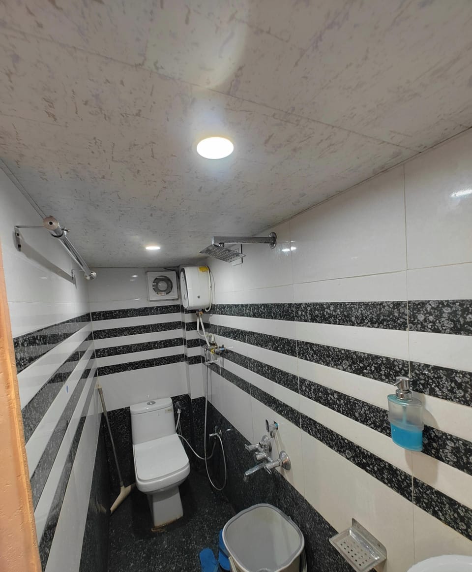 Deluxe Double Room | Bathroom | Shower, slippers, towels, soap