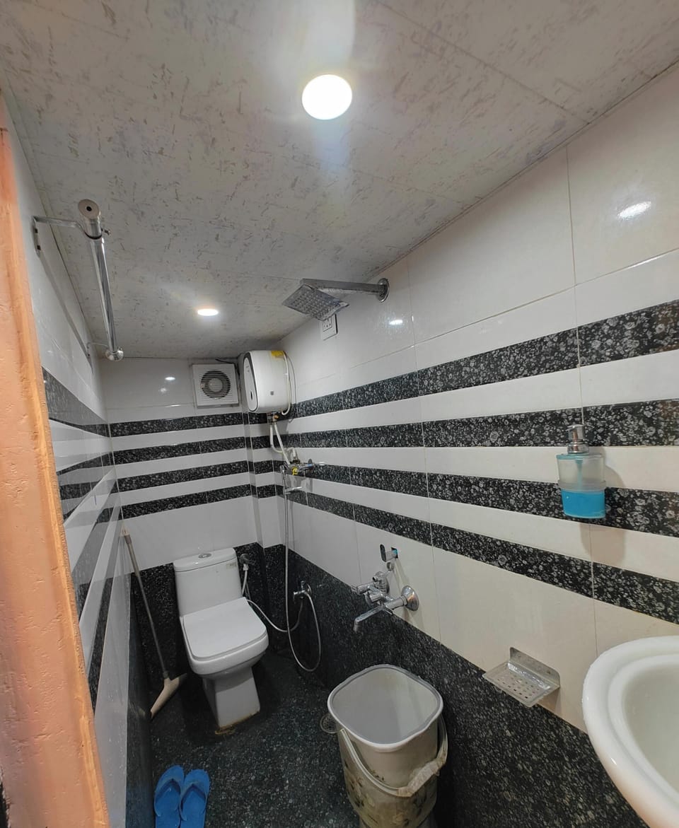 Deluxe Double Room | Bathroom | Shower, slippers, towels, soap