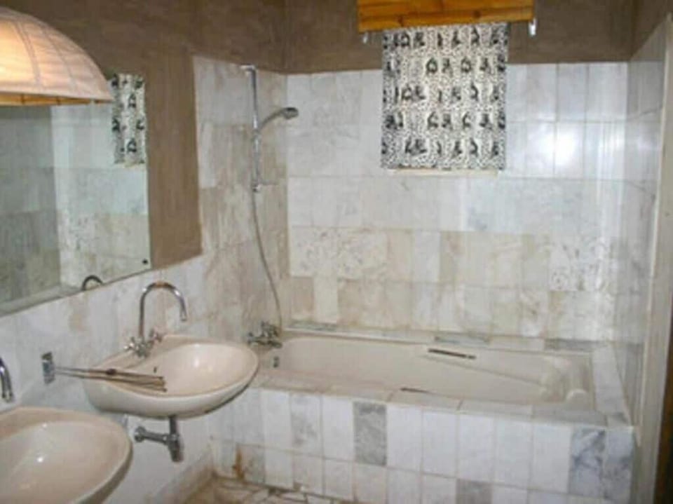 Standard Twin Room, Patio, Garden View | Bathroom