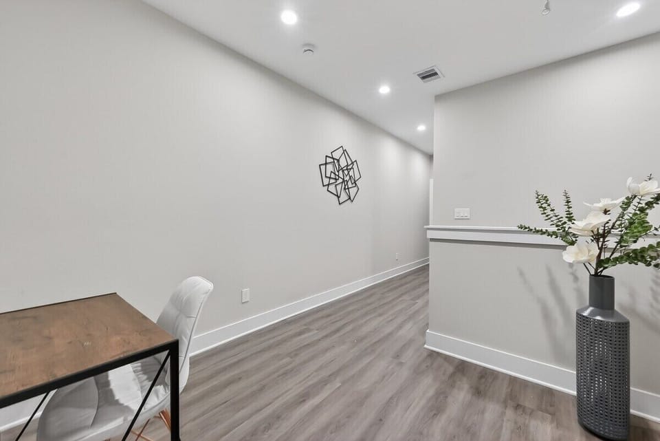 Entryway: Bright open space with stylish decor, perfect for welcoming relaxation and creativity!