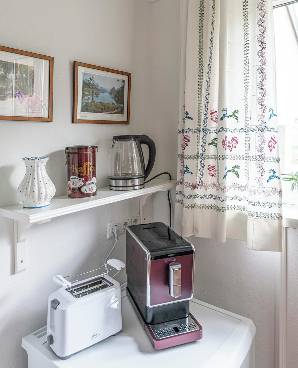 Comfort House, 4 Bedrooms, Garden View | Private kitchen | Toaster