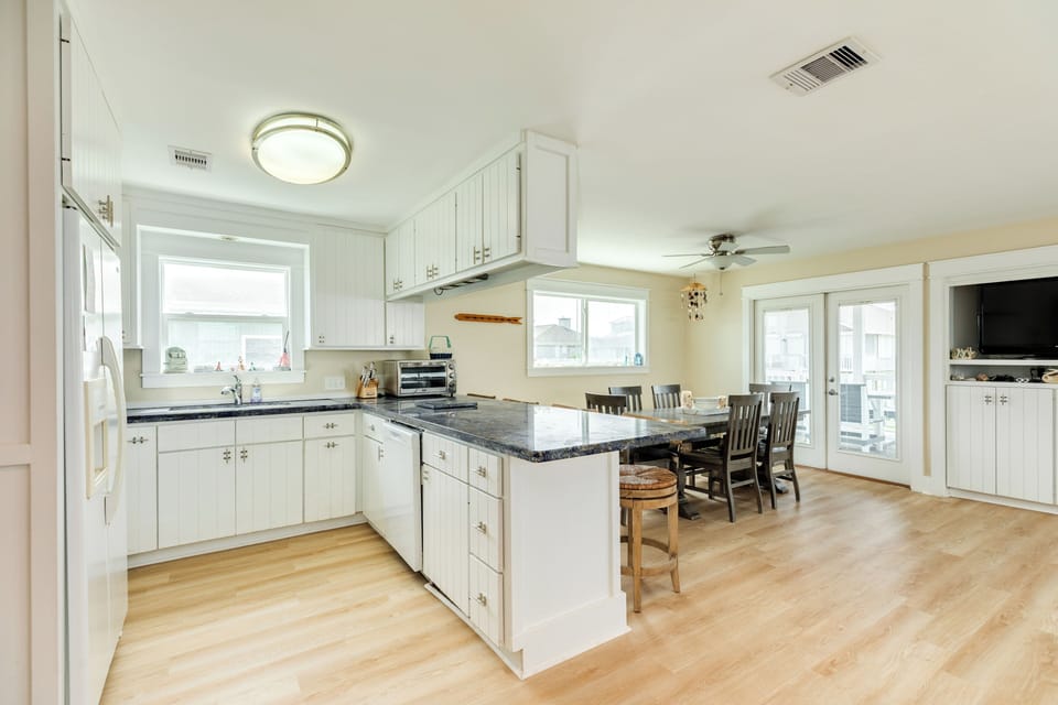 Easily serve homecooked meals to the dining area