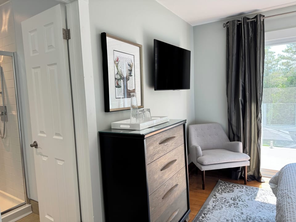 Deluxe Suite, 1 Queen Bed, Balcony, Mountain View | Premium bedding, blackout drapes, iron/ironing board (on request)