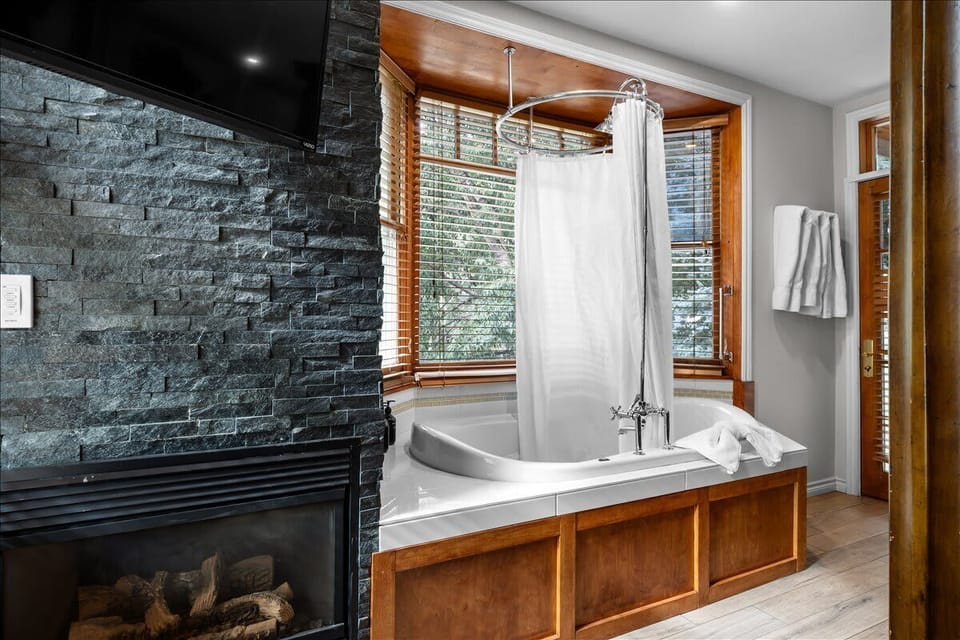 Silver Meadows Bathroom - Jetted tub/shower combo with single vanity