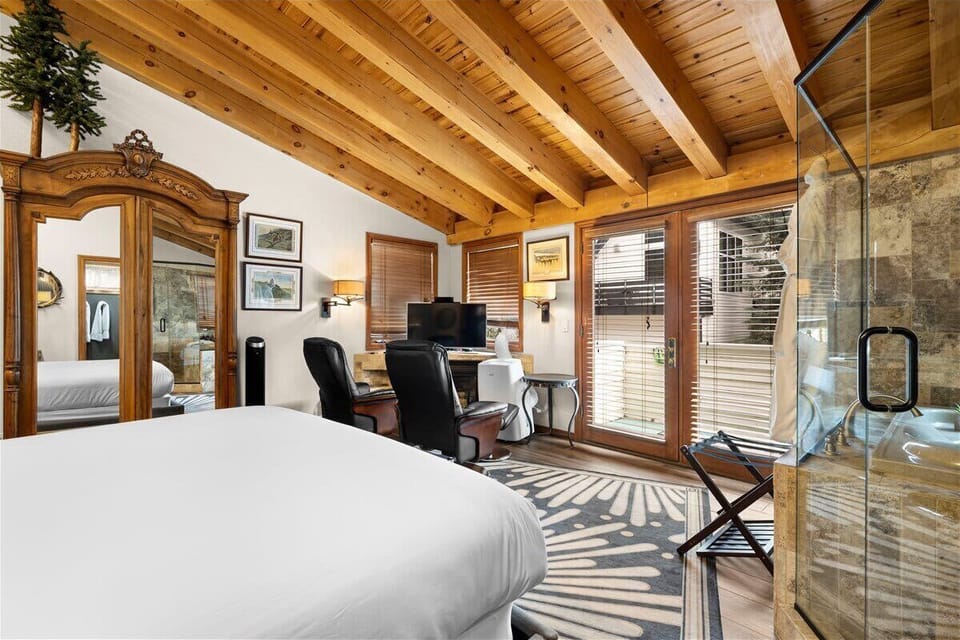 Pine Crest Room - King bed, en-suite with stand-alone tub, work space, and deck access.