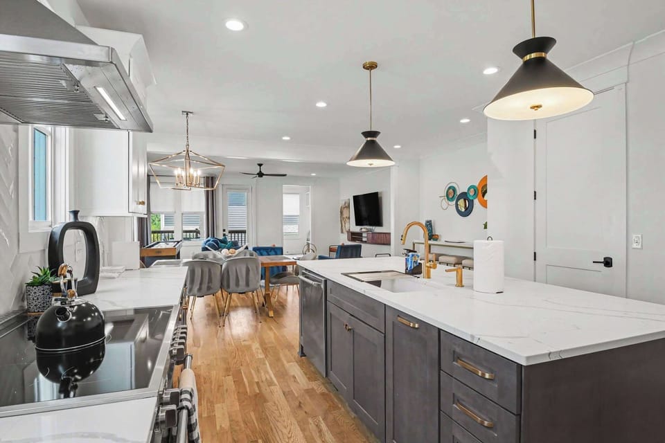 Fully equipped kitchen w/ coffee maker & island seating for 4