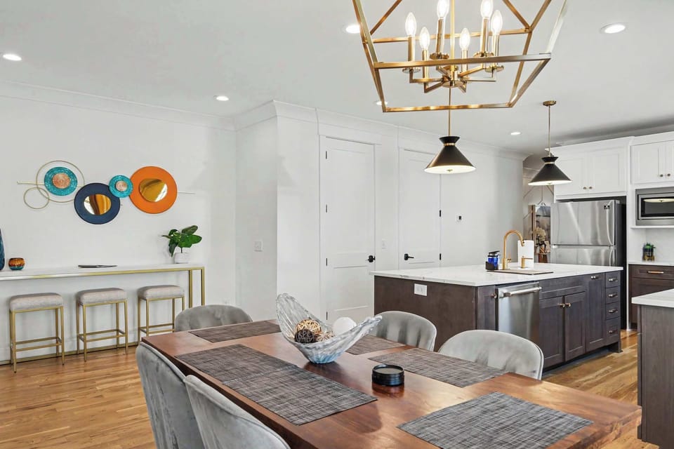 Dining table w/ seating for 6