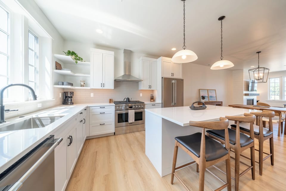 Full kitchen with island seating