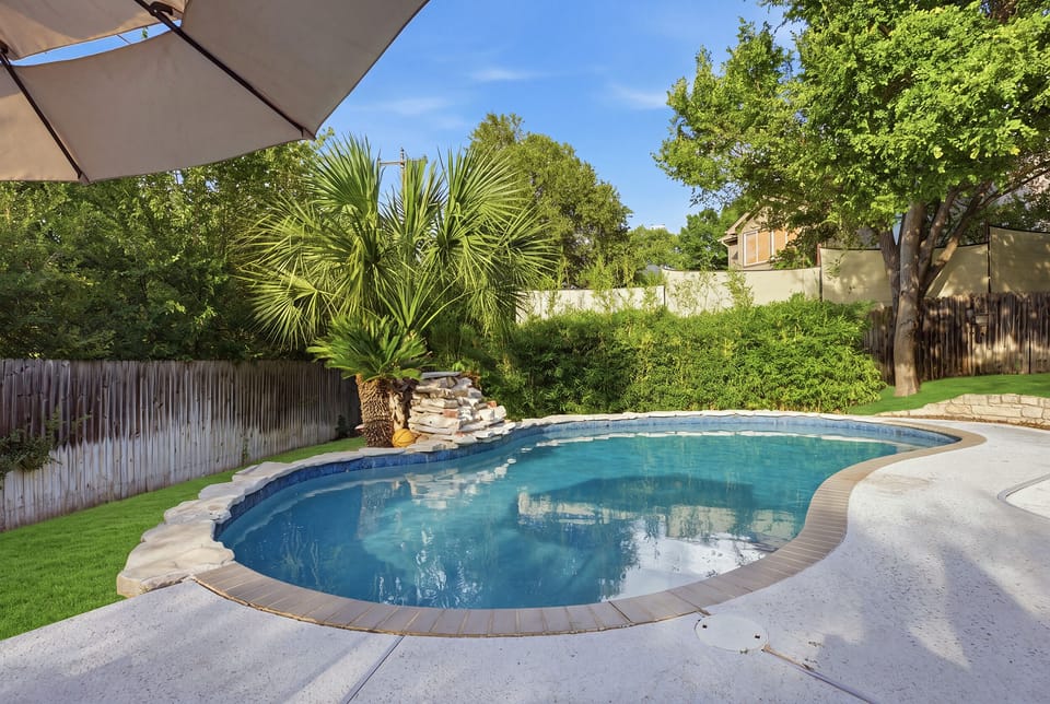 Pool is unheated | Pellet Grill | Outdoor dining (seats 5 guests) | Smart TV