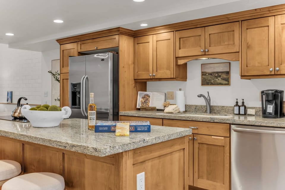 Kitchen: Keurig coffee maker, GE appliances, blender, kettle, cooking utensils, tableware
