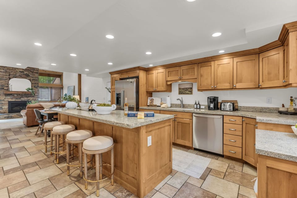 Kitchen: Keurig coffee maker, GE appliances, blender, kettle, cooking utensils, tableware
