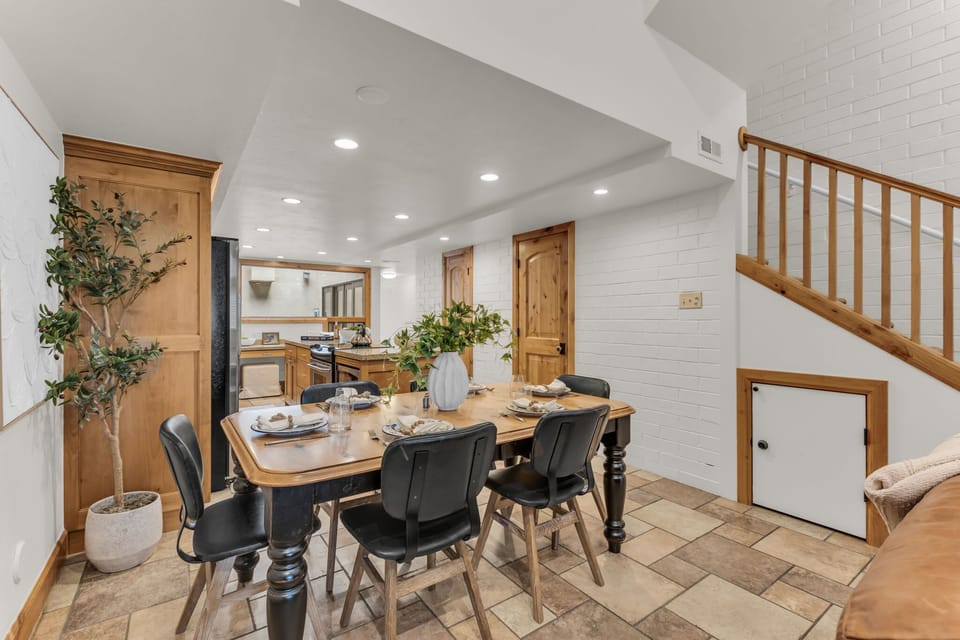 Dining area: Dining table with seating for 6, kitchen bar with 4 barstools