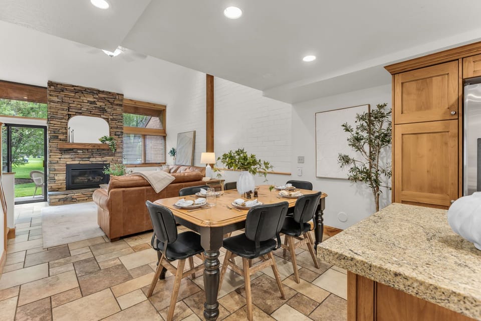 Dining area: Dining table with seating for 6, kitchen bar with 4 barstools
