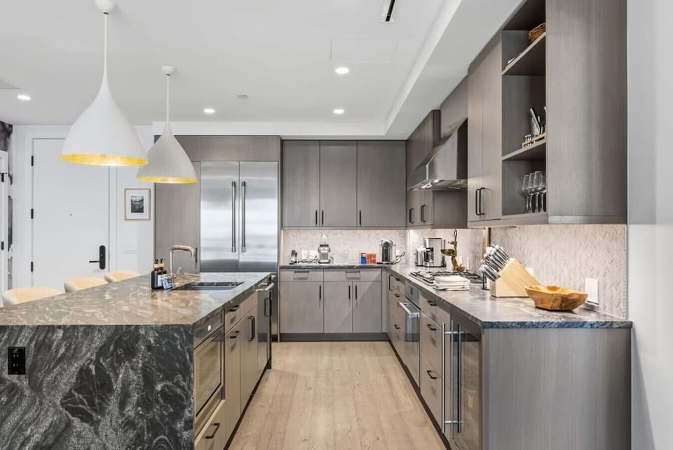 Fully equipped kitchen featuring large island with breakfast bar