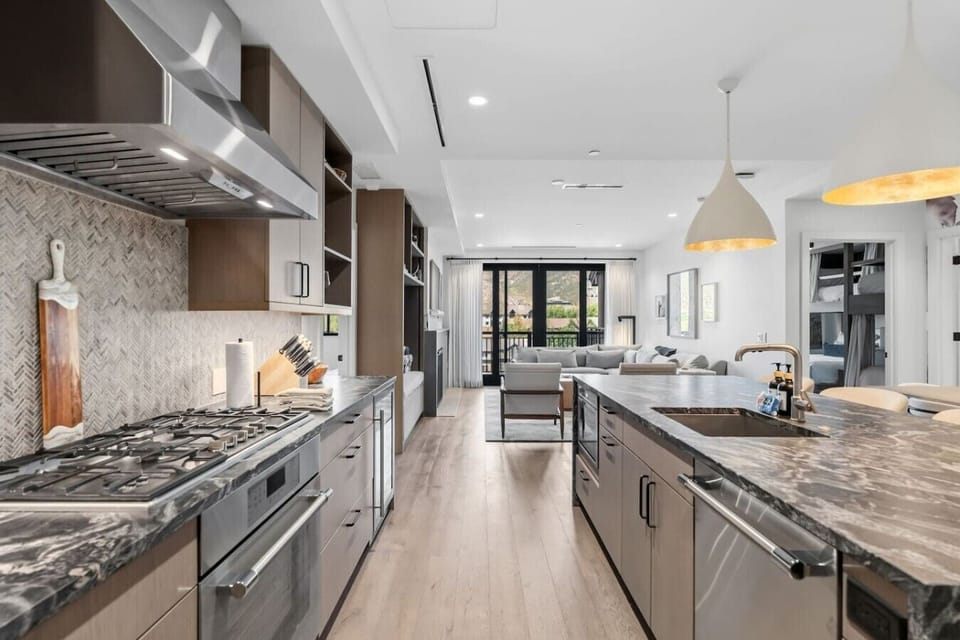 Fully equipped kitchen featuring large island with breakfast bar