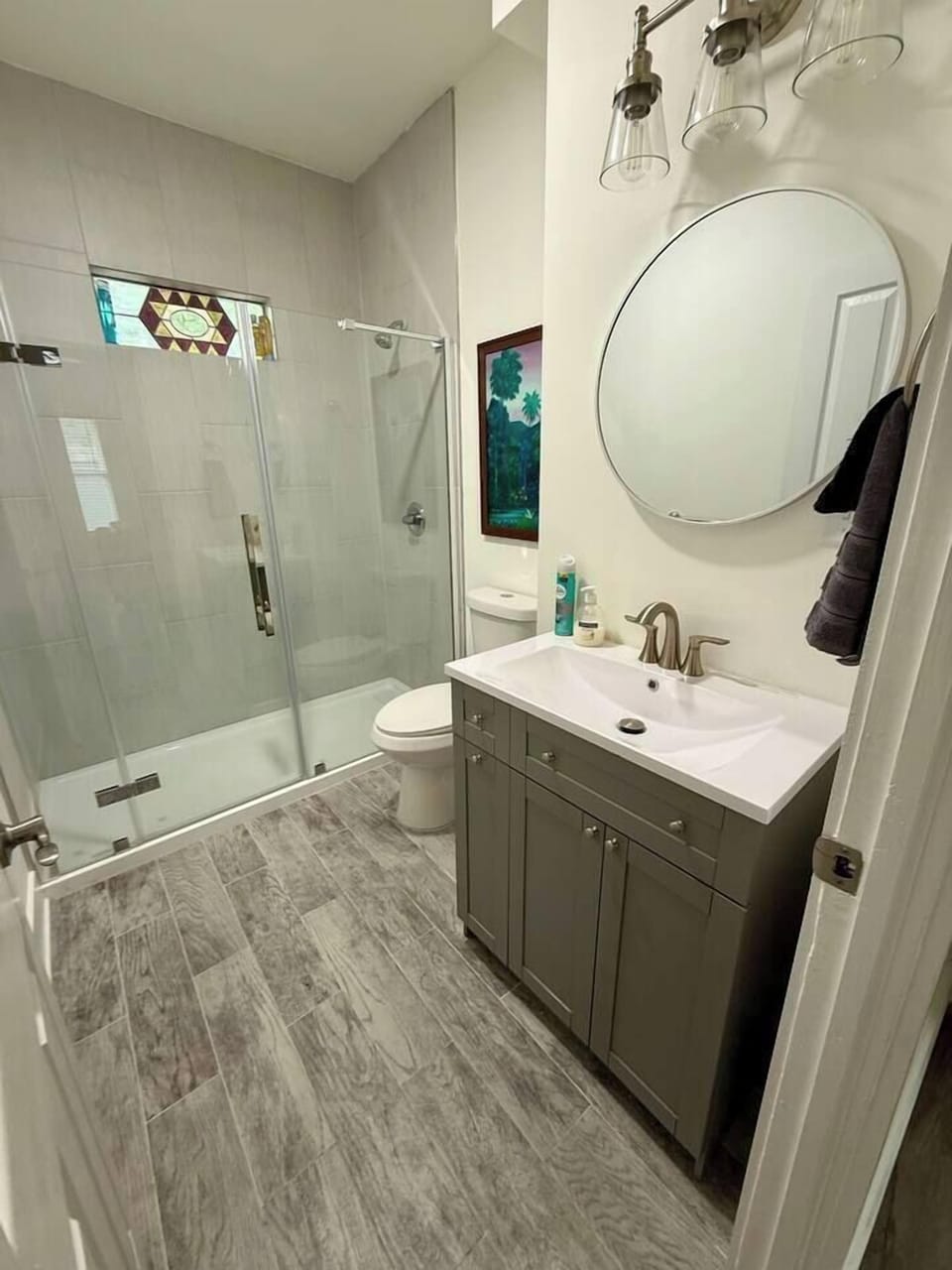 2nd full bath off of the hallway.